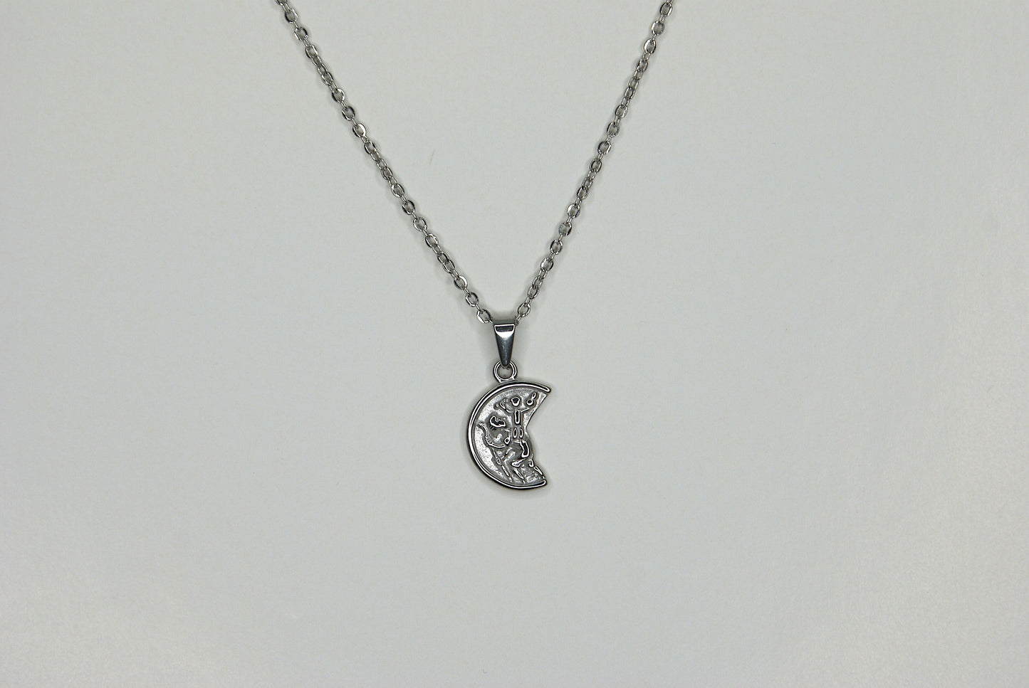 Collar con dije "Santo en Mitad de Moneda"
